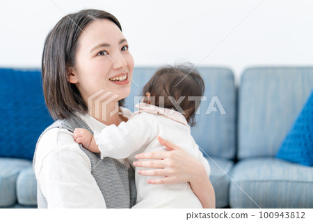 一位抱著嬰兒的母親 100943812