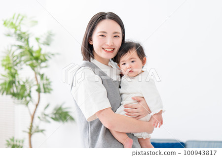 一位抱著嬰兒的母親 100943817
