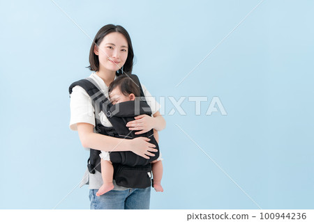 baby cuddle string soothe sleep 100944236