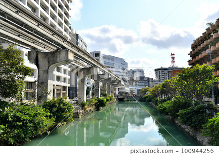 Kumi Bridge / Looking towards Yui Rail Kencho-mae Station from Kumoji River (Naha City, Okinawa Prefecture) [March 2023] 100944256