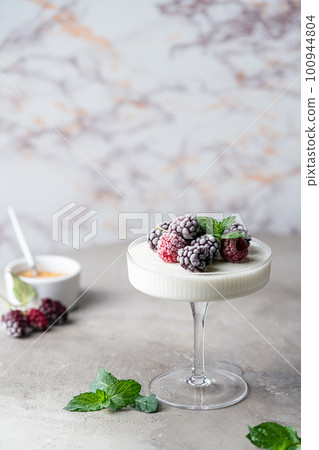 Dessert panna cotta 100944804