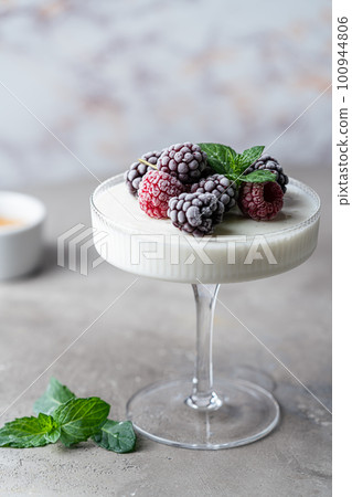 Dessert panna cotta Dessert panna cotta 100944806