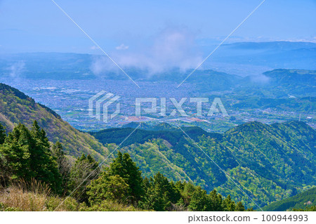 從神奈川縣秦野市丹澤烏尾山山頂附近向南眺望（新綠嶺、秦野盆地等） 100944993