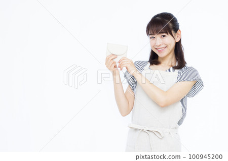 A housewife in her thirties who manages her household budget 100945200