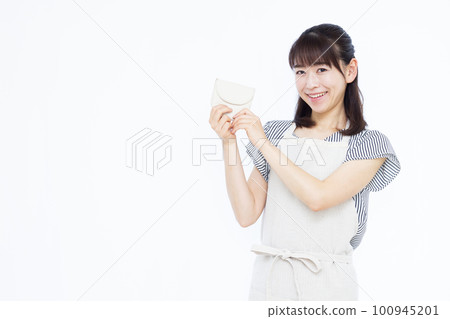 管理家庭預算的 30 多歲的家庭主婦 100945201