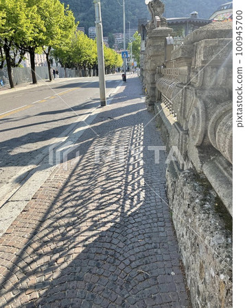 女兒牆的輪廓反映在石板路面上 女兒牆的輪廓反映在石板路面上 100945700