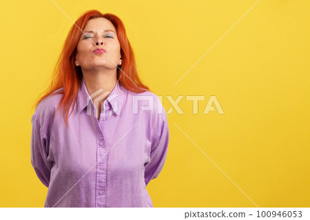 Redheaded mature and affectionate mother throwing a kiss 100946053
