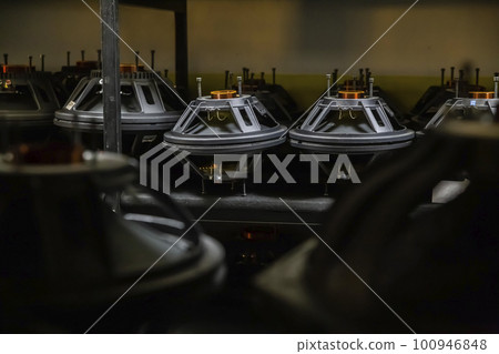 music speakers lie in the warehouse at the factory 100946848