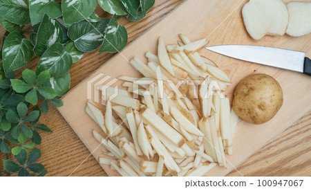 finely cut potatoes finely cut potatoes 100947067