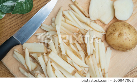 finely cut potatoes finely cut potatoes 100947068