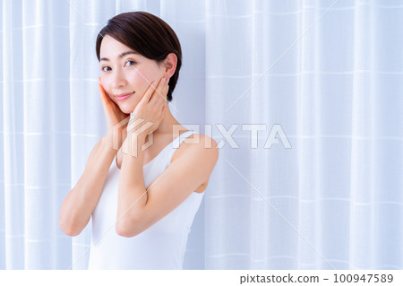 感覺皮膚水分的中年女人 100947589