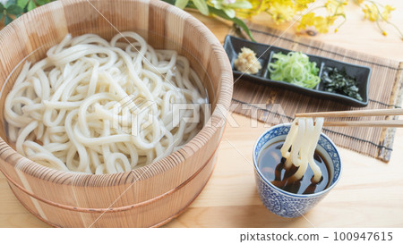 Udon in a wooden bucket|Kamaage Udon/Tarai Udon Image Udon in a wooden bucket|Kamaage Udon/Tarai Udon Image 100947615