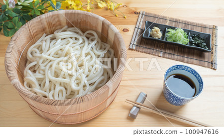 Udon in a wooden bucket|Kamaage Udon/Tarai Udon Image Udon in a wooden bucket|Kamaage Udon/Tarai Udon Image 100947616