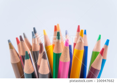 一排五顏六色的彩色鉛筆 100947682