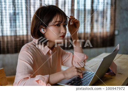 Young woman taking an online lecture at home 100947972