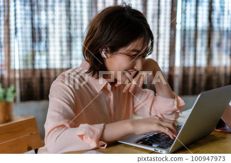 Young woman taking an online lecture at home 100947973