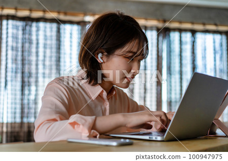 Young woman taking an online lecture at home 100947975
