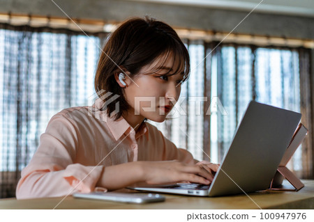 Young woman taking an online lecture at home 100947976