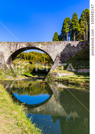 Tsujun Bridge Autumn Scenery [Yamato Town, Kamimashiki District, Kumamoto Prefecture] 100948147