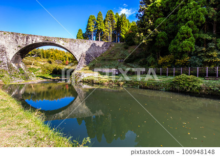 Tsujun Bridge Autumn Scenery [Yamato Town, Kamimashiki District, Kumamoto Prefecture] 100948148