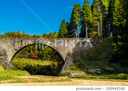 Tsujun Bridge Autumn Scenery [Yamato Town, Kamimashiki District, Kumamoto Prefecture] 100948168
