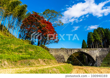 Tsujun Bridge Autumn Scenery [Yamato Town, Kamimashiki District, Kumamoto Prefecture] 100948169