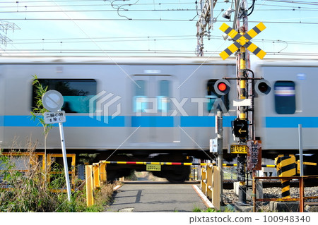 [伊勢原市]火車通過鐵路道口 100948340