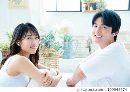 聽音樂的年輕夫婦 100948374
