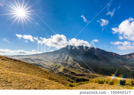 Autumn leaves of grass from Hakoishi Pass Observatory [Aso City, Kumamoto Prefecture] 100948527