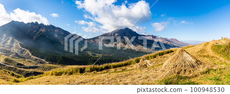 Panorama of autumn foliage from the Hakoishi Pass observatory [Aso City, Kumamoto Prefecture] 100948530