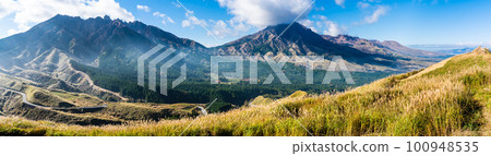 Panorama of autumn foliage from the Hakoishi Pass observatory [Aso City, Kumamoto Prefecture] 100948535