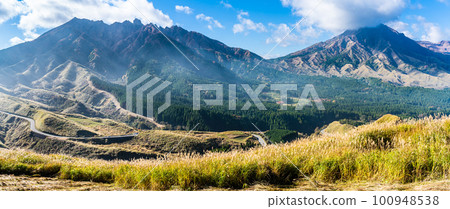 Panorama of autumn foliage from the Hakoishi Pass observatory [Aso City, Kumamoto Prefecture] 100948538
