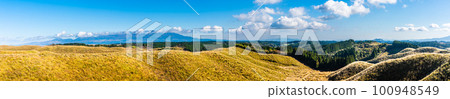 Panorama of autumn foliage from the Hakoishi Pass observatory [Aso City, Kumamoto Prefecture] 100948549