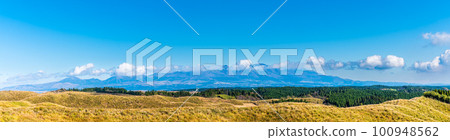 Panorama of autumn foliage from the Hakoishi Pass observatory [Aso City, Kumamoto Prefecture] 100948562