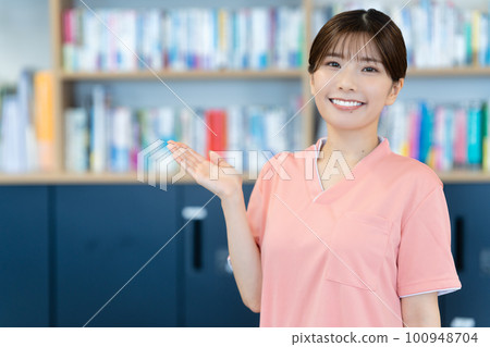 指導的一位年輕護士婦女 100948704