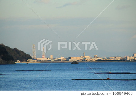 從兵庫縣辰野市三町室津隔著播磨灘眺望姬路工業區的夜景 從兵庫縣辰野市三町室津隔著播磨灘眺望姬路工業區的夜景 100949403