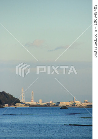 從兵庫縣辰野市三町室津隔著播磨灘眺望姬路工業區的夜景 從兵庫縣辰野市三町室津隔著播磨灘眺望姬路工業區的夜景 100949405