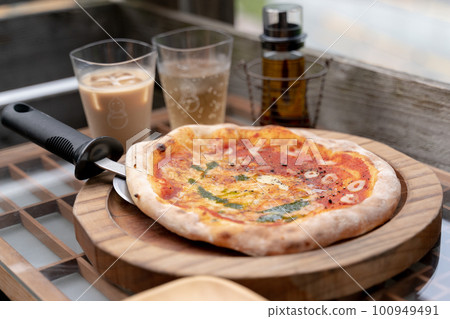 Delicious looking pizza 100949491