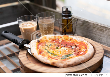 Delicious looking pizza Delicious looking pizza 100949493
