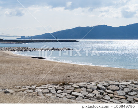 The sandy beach of Hayashizaki-Matsue Coast (Akashi City, Hyogo Prefecture) and the calm Harimanada Sea. Awaji Island can be seen in the back of the photo. The sandy beach of Hayashizaki-Matsue Coast (Akashi City, Hyogo Prefecture) and the calm Harimanada Sea. Awaji Island can be seen in the back of the photo. 100949790