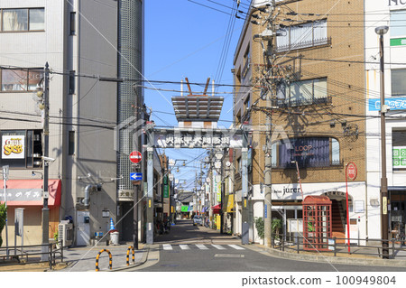 Kaizuka Central Shopping Street in front of Kaizuka Station on the Nankai Main Line, Kaizuka City, Osaka Prefecture 100949804