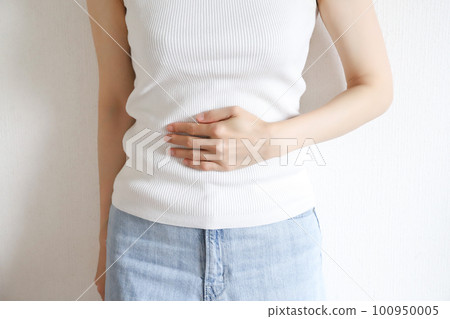 一個女人壓抑她的胃 100950005