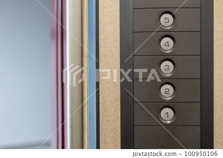 在出租公寓的舊電梯內 在出租公寓的舊電梯內 100950106