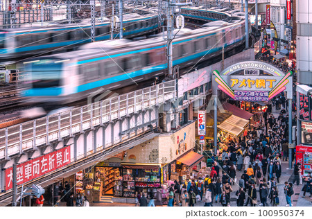 日本東京街景 個人決定...戴著口罩...看著熙熙攘攘的阿美橫河和火車 =3月19日 100950374