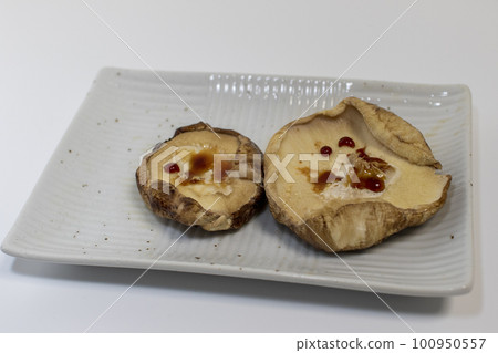 淋上醬油的方盤烤香菇 淋上醬油的方盤烤香菇 100950557