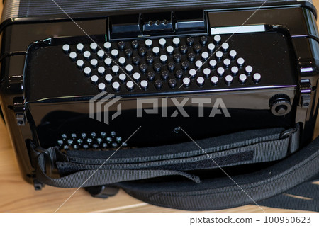 實木地板上的彩色按鈕手風琴 100950623