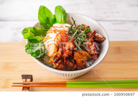 雞飯碗炸雞和雞皮 100950697