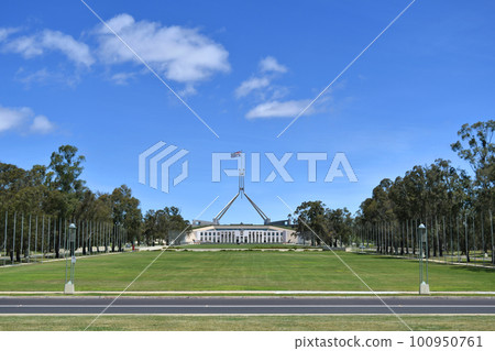 Front view of the Australian Parliament Building 100950761