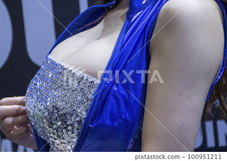 The bra top of a busty sister who seems to burst her chest 100951211