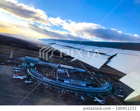 Sunset at Chitose Airport seen from an airplane 100951231